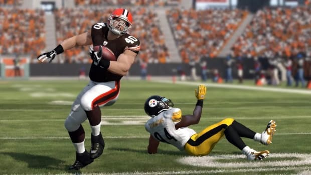 An attacking player dodges a tackle in Madden 12.
