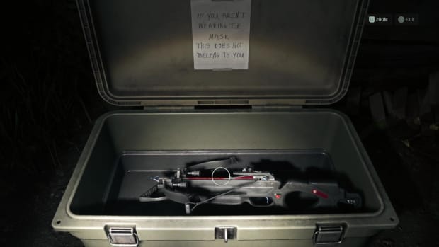A crossbow in a crate with a note attached in Alan Wake 2.