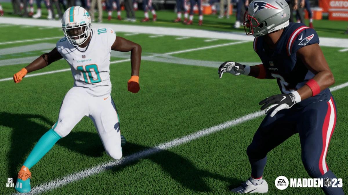 A player attempts to dodge around an opponent in Madden 23.
