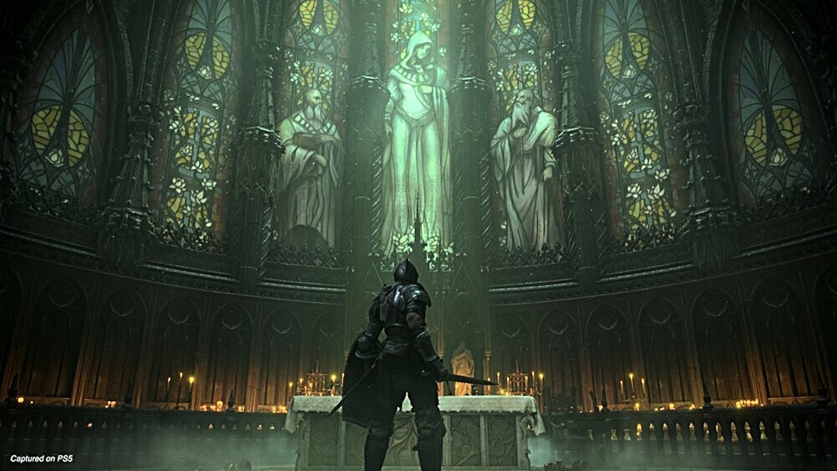 A Demon's Souls character standing in large, round room with stained glass windows depicting men in robes and a woman in a flowing white dress