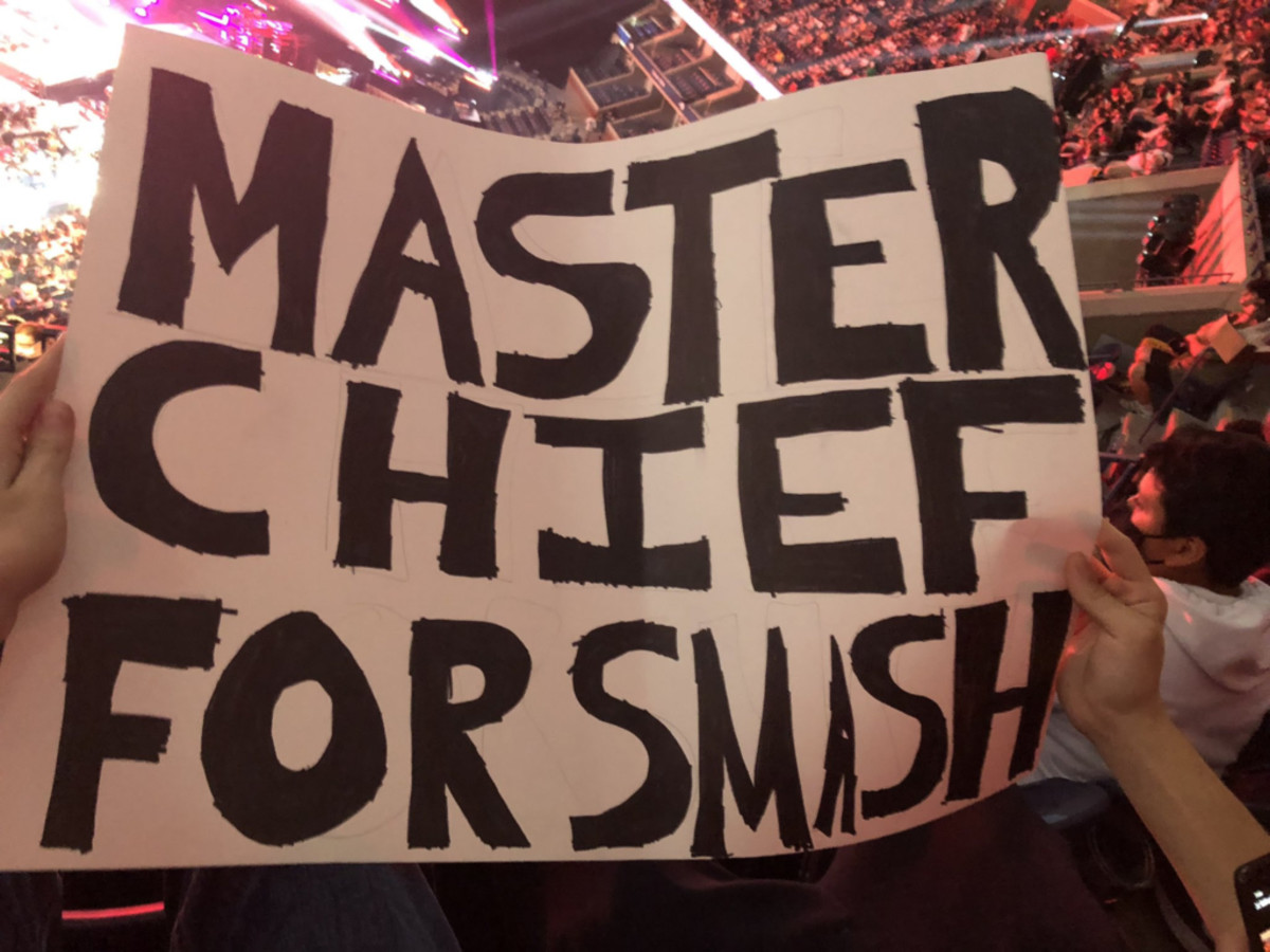 AEW fan sign that says "Master Chief for Smash"